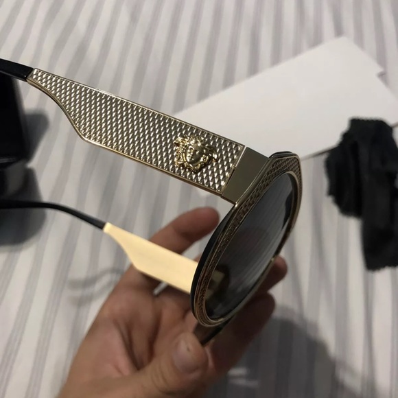 Versace - Picture 9 of 12